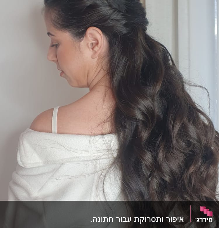 שיער ארוך גלי עם צמה בצד